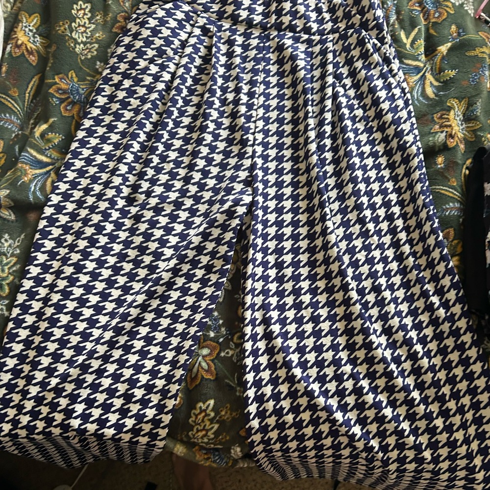 Stylish Houndstooth Patterned Trousers - image 1